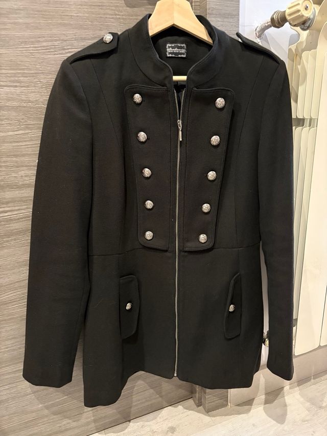 Abrigo Stradivarius militar negro