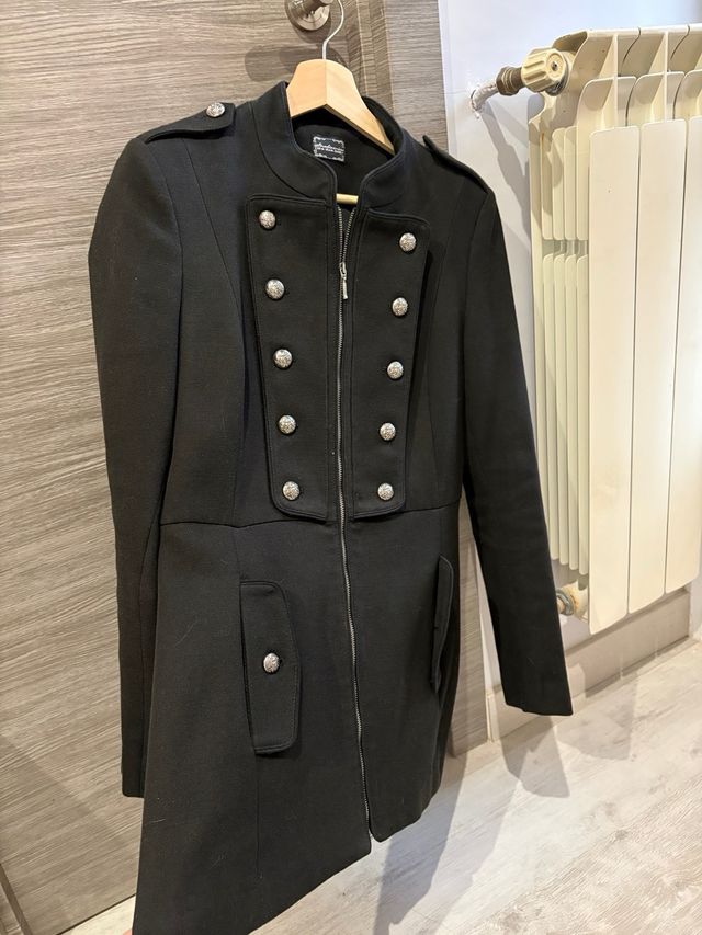 Abrigo Stradivarius militar negro