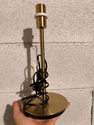 Pie de lámpara dorado y negro