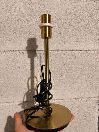 Pie de lámpara dorado y negro