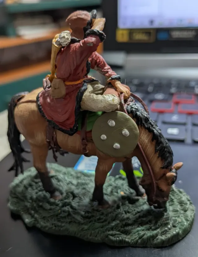 Figura in piombo di un guerriero unno a cavallo