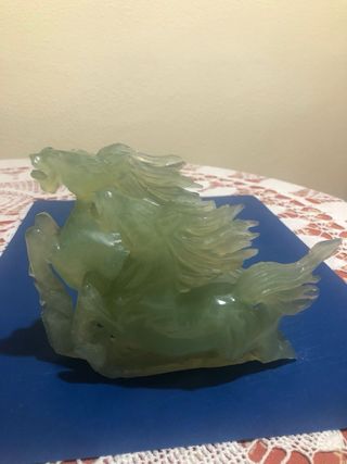 Figura de jade con dos caballos