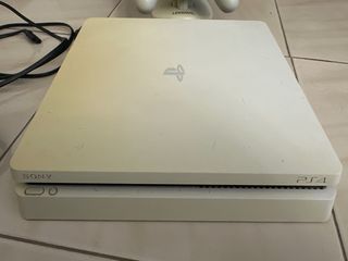 PS4 (PlayStation 4) Blanca + 2 Mandos