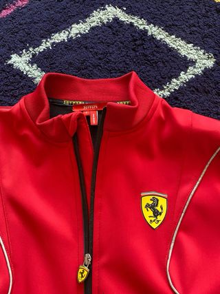 Chaqueta Ferrari Oficial Roja. Material neopreno