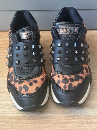 Zapatillas Guess Leopardo Tachuelas