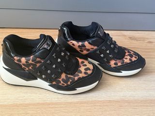 Zapatillas Guess Leopardo Tachuelas