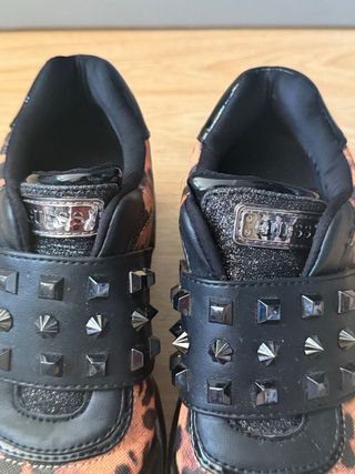 Zapatillas Guess Leopardo Tachuelas