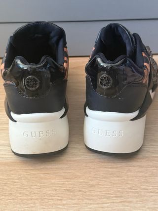 Zapatillas Guess Leopardo Tachuelas