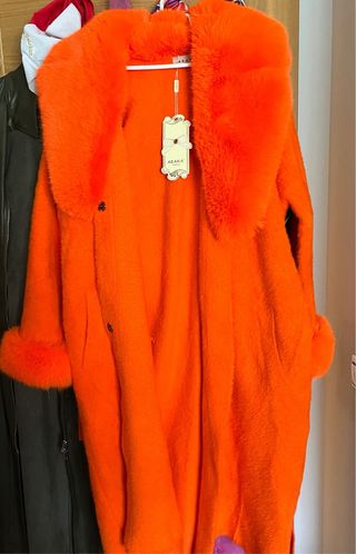 Abrigo largo naranja con pelo precioso