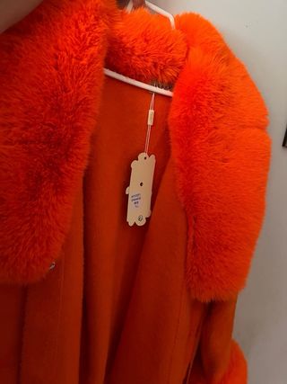 Abrigo largo naranja con pelo precioso
