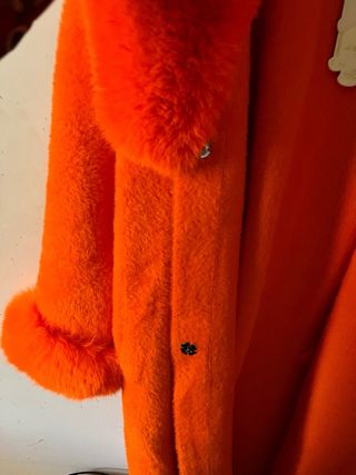 Abrigo largo naranja con pelo precioso