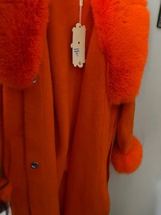 Abrigo largo naranja con pelo precioso