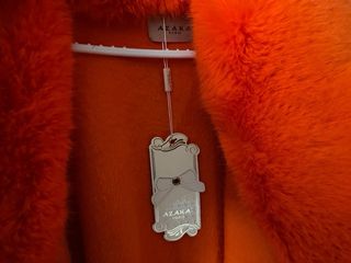 Abrigo largo naranja con pelo precioso