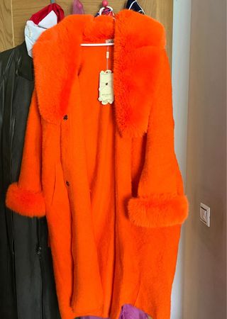 Abrigo largo naranja con pelo precioso