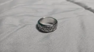 Anillo plateado con diseño de ojos