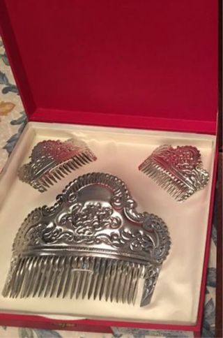 Juego de peinetas de plata prácticamente nuevas