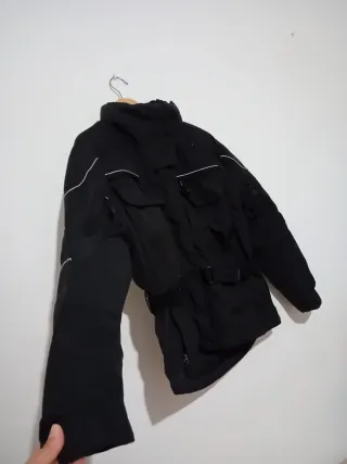 Chaqueta de moto negra marca pocket