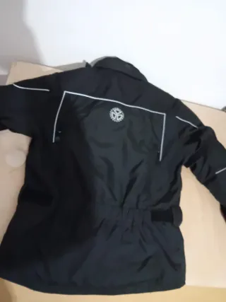 Chaqueta de moto negra marca pocket