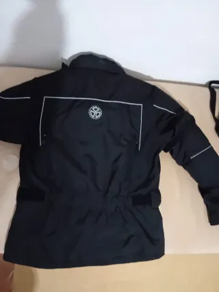 Chaqueta de moto negra marca pocket