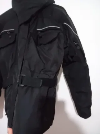 Chaqueta de moto negra marca pocket