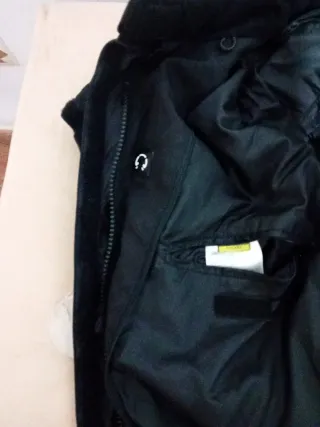 Chaqueta de moto negra marca pocket