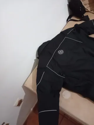 Chaqueta de moto negra marca pocket