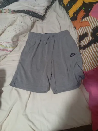 Pantalón corto Nike gris