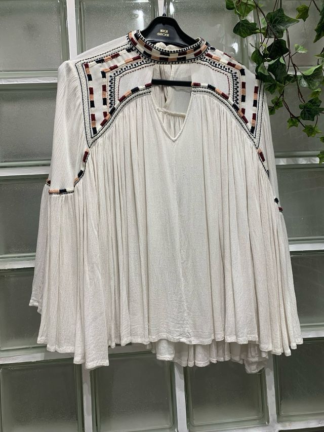 Camisa Cortefiel bordada cuello alto