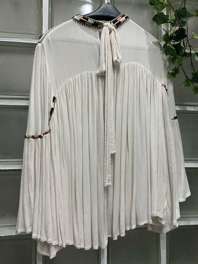 Camisa Cortefiel bordada cuello alto