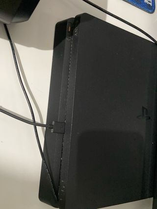 PS4 con 5 juegos i 2 mandos