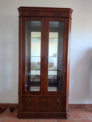 Vitrina de madera oscura con puertas de cristal