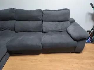 Sofá modular gris con chaise longue y arcón