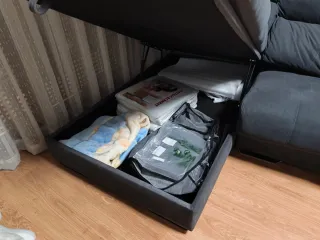 Sofá modular gris con chaise longue y arcón