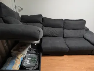 Sofá modular gris con chaise longue y arcón