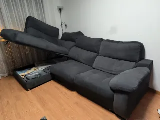 Sofá modular gris con chaise longue y arcón