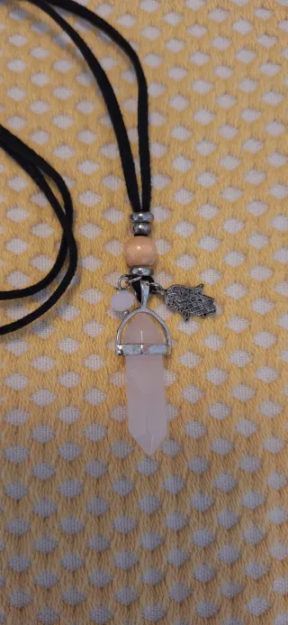 Colgante de cuarzo rosa con mano de Fátima
