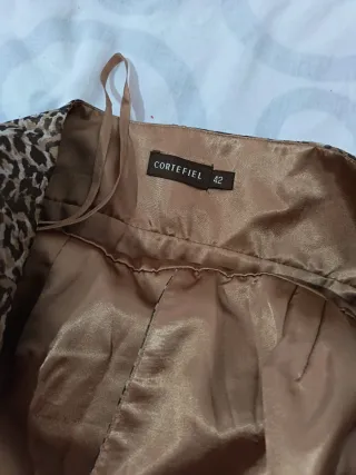 Elegante vestido marrón y dorado