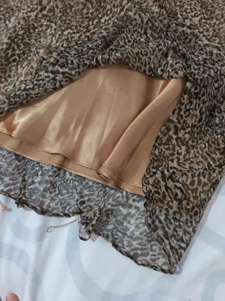 Elegante vestido marrón y dorado