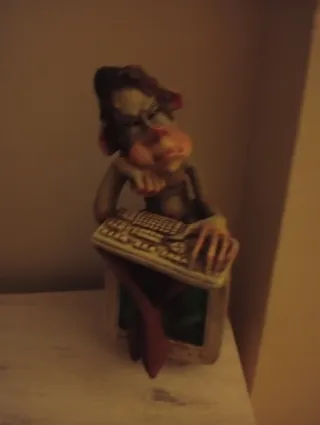 Figura de personaje con teclado