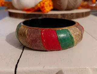 Bracciale rigido colorato effetto pelle