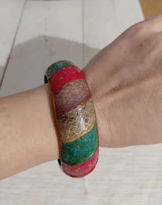 Bracciale rigido colorato effetto pelle