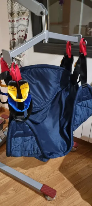 Grúa levanta personas