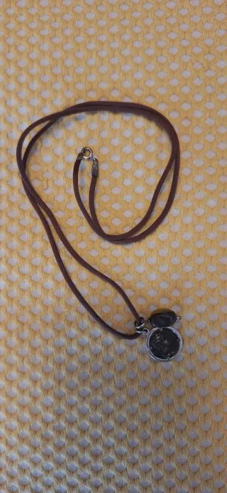 Colgante con cordón marrón y detalle plateado