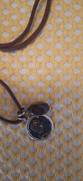 Colgante con cordón marrón y detalle plateado