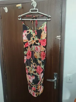 Vestido estampado floral con cadenas
