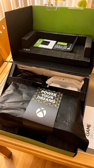 Xbox Series X con caja y todos los embalajes.