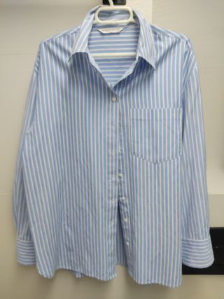 Camisa Stradivarius azul y blanca rayas