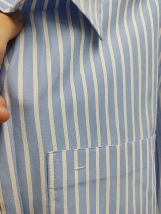 Camisa Stradivarius azul y blanca rayas