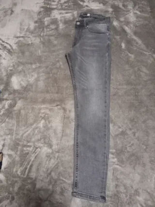 Pantalones vaqueros grises