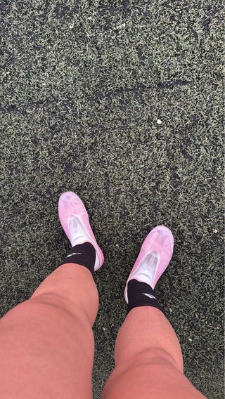 Botas de fútbol rosas y plateadas